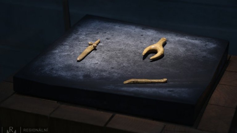 11.3 Stylized female figure – “fork”